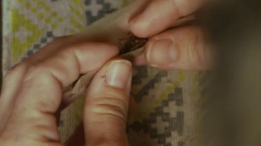 Nepal 'de bir yolculukta sigara sarmak