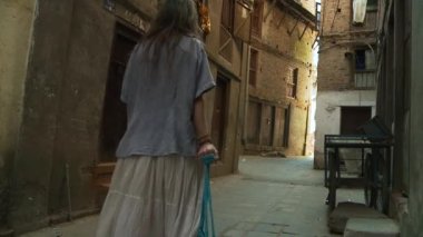 Hippi uzun saçlı kız Katmandu 'da geziniyor.