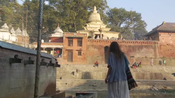 Bijstaan van een crematie ritueel in Nepal — Stockvideo