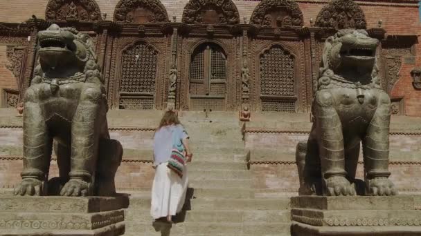 Hippie långhåriga flicka promenader i Katmandu — Stockvideo