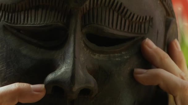 国际游客试戴荨麻面具 — 图库视频影像