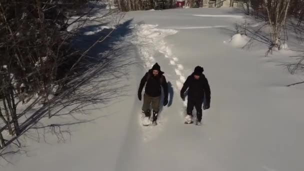Videografía de drones de dos documentalistas caminando — Vídeo de stock