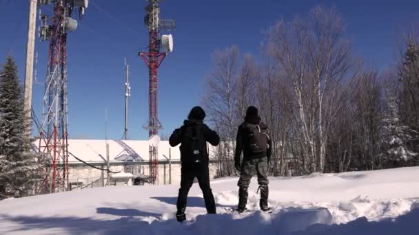 Turistas mirando las torres de telecomunicaciones — Vídeo de stock