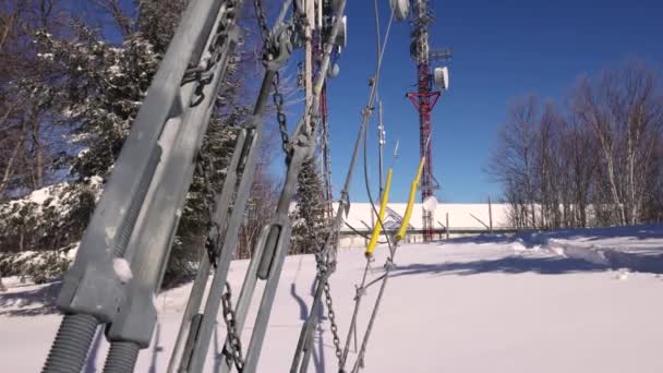 Torres de comunicación y cables en la nieve — Vídeo de stock