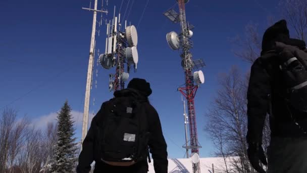 Toeristen genieten van wonderen van communicatietorens — Stockvideo