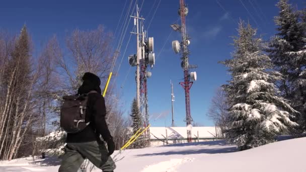 Two documentarians at telecommunication tower base — Stock Video