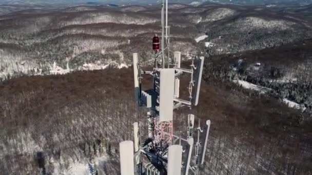 Documental sobre la torre de señales de telecomunicaciones — Vídeo de stock