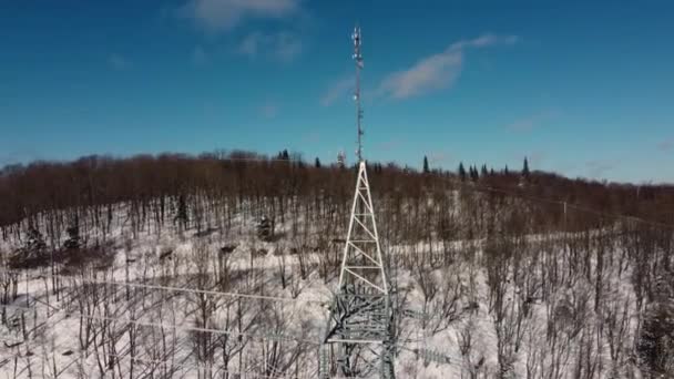 Dron videografie 4G a 5G komunikační věže — Stock video