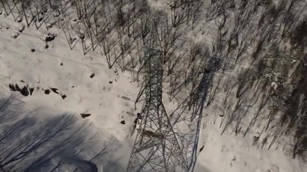 Mirada completa a la torre de telecomunicaciones desde el dron — Vídeo de stock