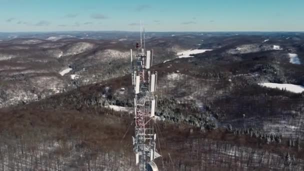 Lenyűgöző drónvideó a távközlési toronyról — Stock videók