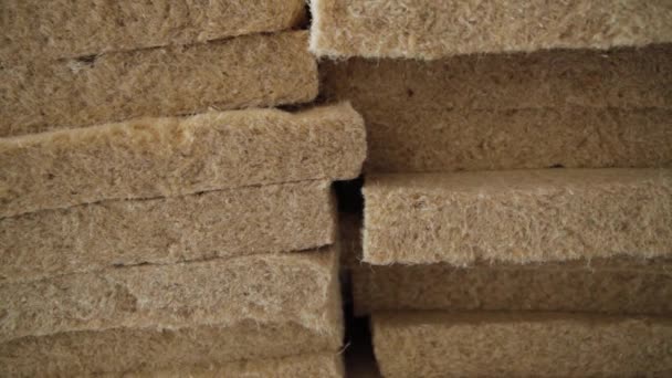 Hemp wool employed in construction of eco building — Stock Video