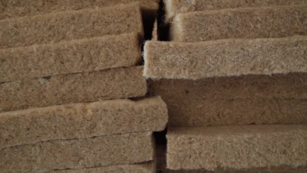 Hemp wool employed in construction of eco building — Stock Video