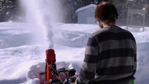 Joven quitando nieve con quitanieves mecánicos — Vídeos de Stock