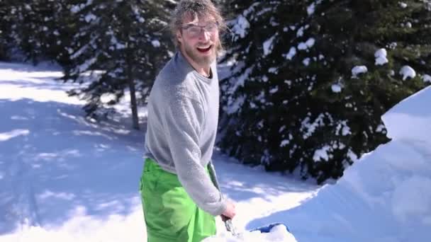 Kışın kürek ve taze karla oynamak — Stok video