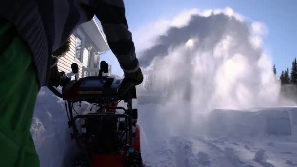 Ung man tar bort snö med mekanisk snöplog — Stockvideo