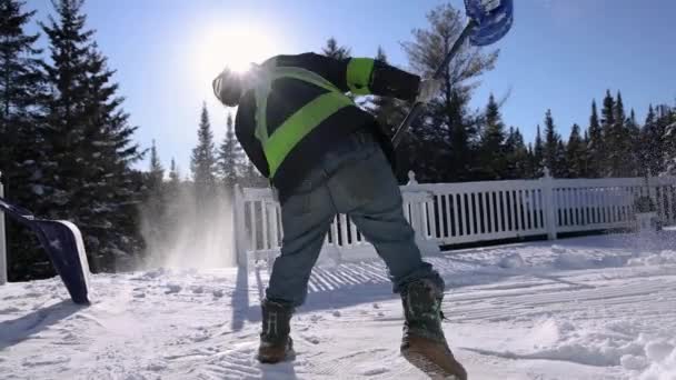 Rimozione di neve fresca da un tetto in una giornata invernale soleggiata — Video Stock