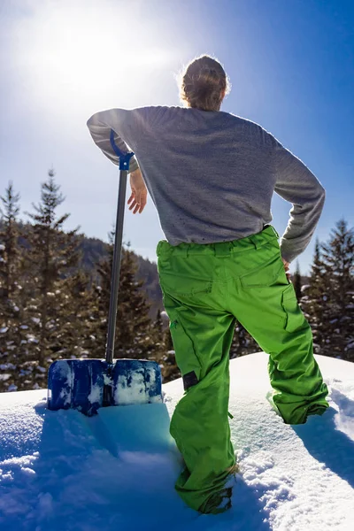 Manually removing fresh snow from a roof — Stock Photo, Image