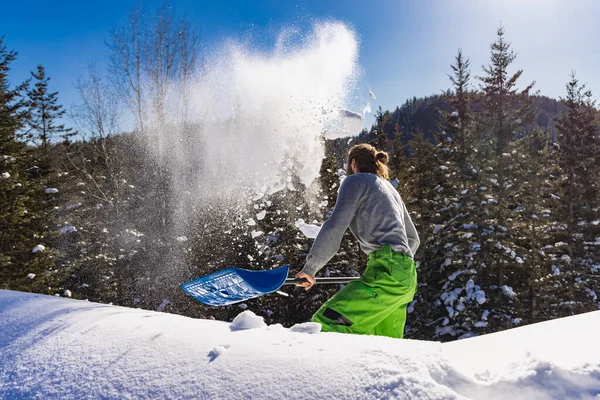 Handmatig verwijderen van verse sneeuw van een dak — Stockfoto