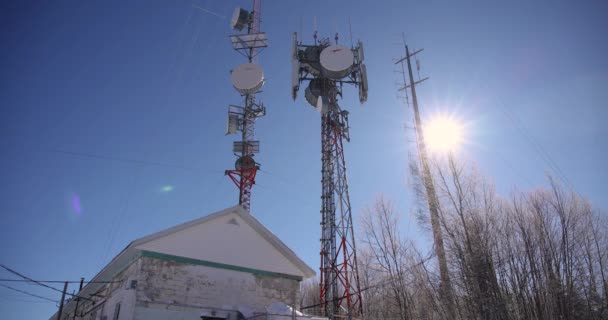 Felizmente estrechando las manos cerca de las torres de comunicación — Vídeo de stock