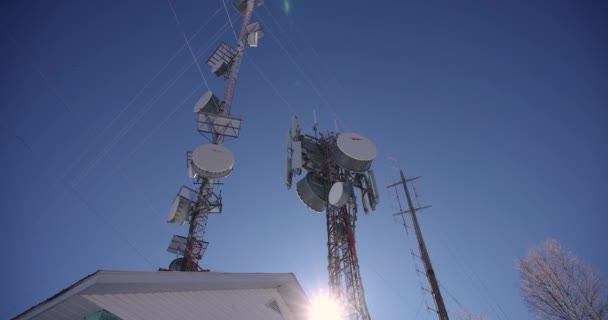 Видеография телекоммуникационных башен 4G 5G — стоковое видео