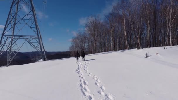 Trekking cerca de las torres de telecomunicaciones — Vídeo de stock