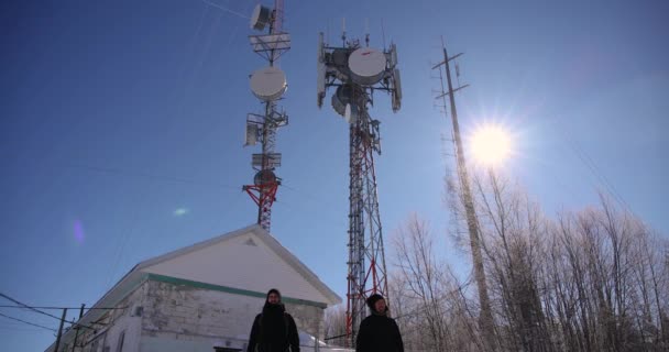 Caminando con estilo cerca de las torres celulares — Vídeo de stock