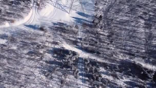 Luchtfoto met telecommunicatietorens in de sneeuw — Stockvideo