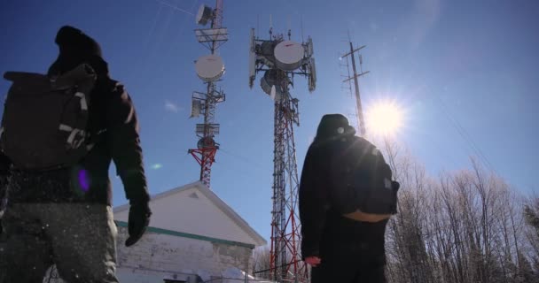 Caminhada documentarista em direção a torres celulares — Vídeo de Stock