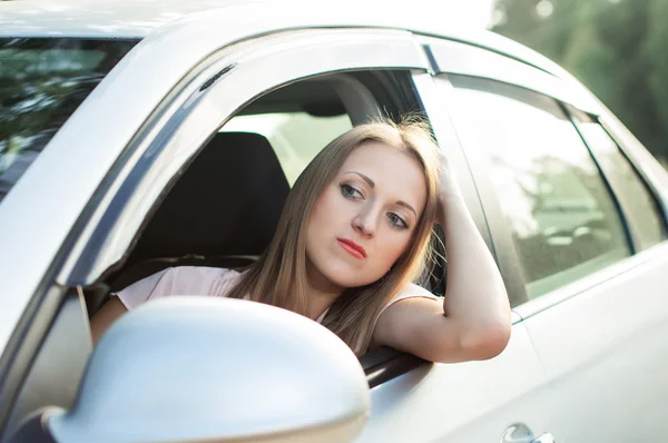 Fahrerin fuhr Mädchen im Verkehr fest — Stockfoto