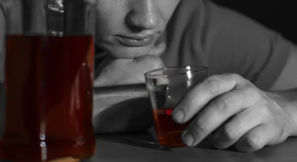 Pijany mężczyzna pił dużo alkoholu — Zdjęcie stockowe
