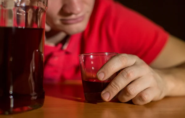 Un borracho bebió mucho alcohol. — Foto de Stock