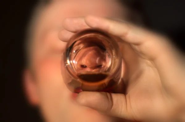 Dronken man te veel alcohol drinken — Stockfoto