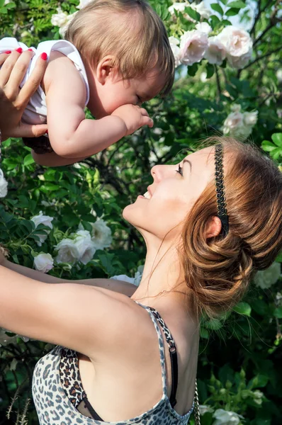 Portret van een jonge moeder met een kind — Stockfoto