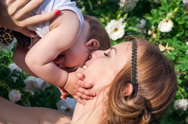 Ritratto di una giovane madre con un bambino sulla natura — Foto Stock