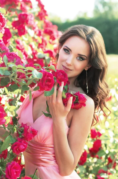 Chica joven en la naturaleza con rosas — Foto de Stock