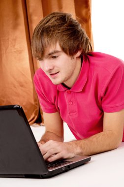adam bir laptop için çalışıyor