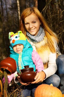 mutlu anne ile bebek doğa üzerinde