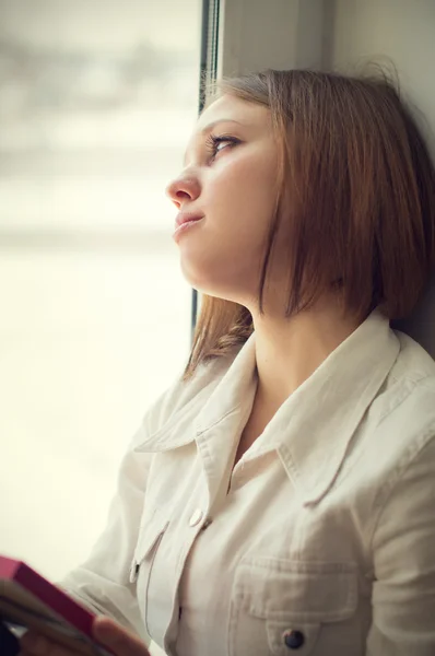 Beautiful girl is sad, sadness due the guy keep picture — Stock Photo, Image