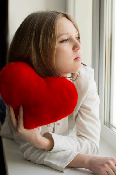 Vackra flicka är ledsen, sorg på grund av killen, hålla hjärtat — Stockfoto