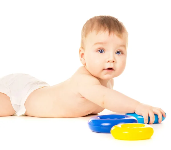 Bello un piccolo bambino che striscia e gioca con i giocattoli — Foto Stock