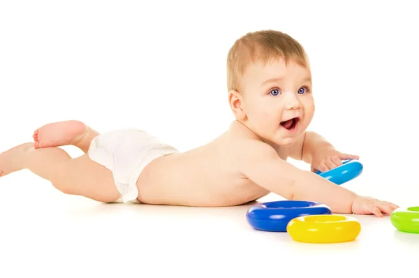 Hermoso bebé gateando y jugando con juguetes — Foto de Stock