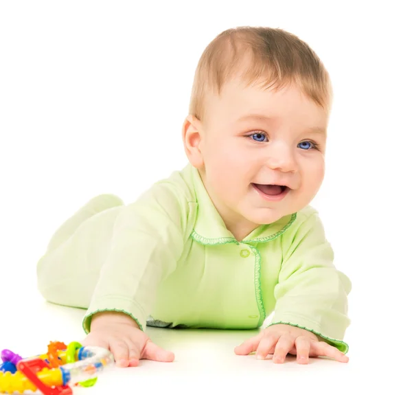 Mooie baby kruipen en spelen met speelgoed — Stockfoto