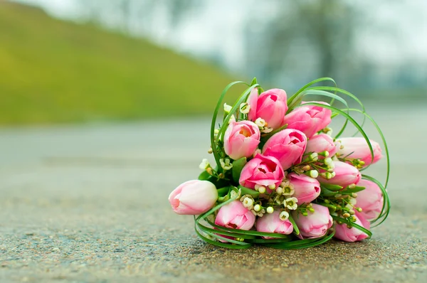 Bellissimo bouquet si trova sul cemento — Foto Stock