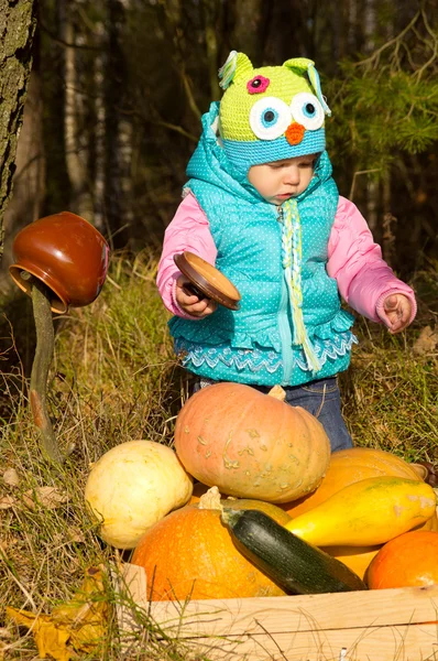 Beautiful little girl in the woods — Stock Photo, Image