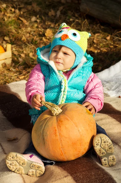 Piquenique de outono, uma criança com uma abóbora — Fotografia de Stock
