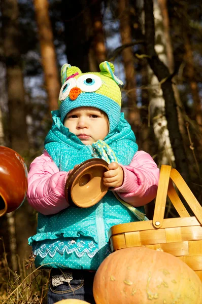 Sonbahar doğa üzerinde pumpkins ile oynayan kız — Stok fotoğraf