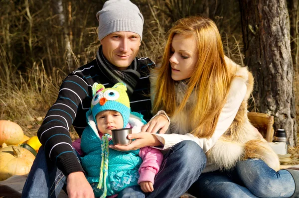 Lycklig familj i naturen — Stockfoto