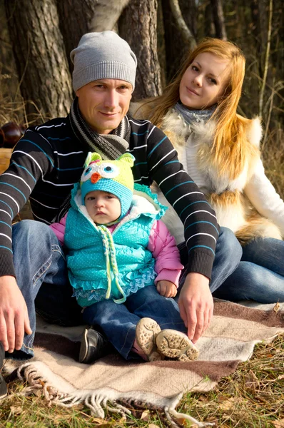 Lycklig familj på natur hösten — Stockfoto