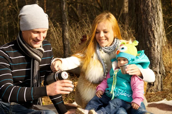 Lycklig familj, mor, far och dotter på natur — Stockfoto