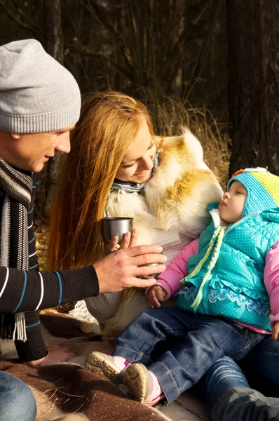 Familia feliz, madre, padre e hija relajándose en la naturaleza —  Fotos de Stock